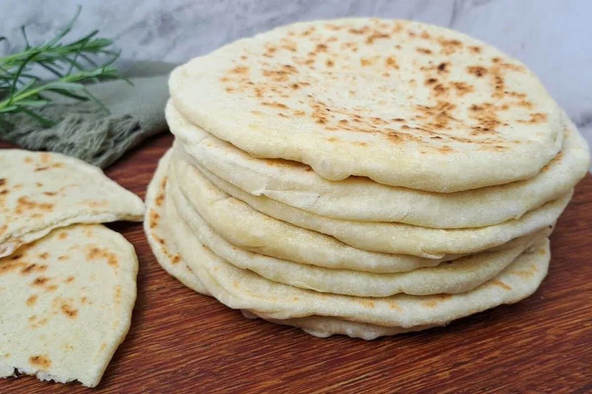 Pão sírio caseiro fácil de preparar e perfeito pra rechear na hora do lanche