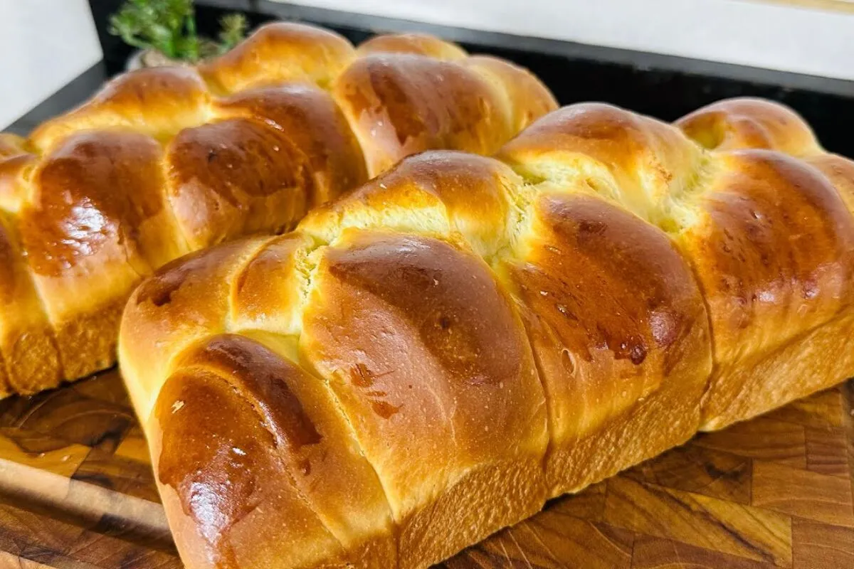 Pão sovado caseiro fofinho como algodão e perfeito para o café da tarde com manteiga derretendo