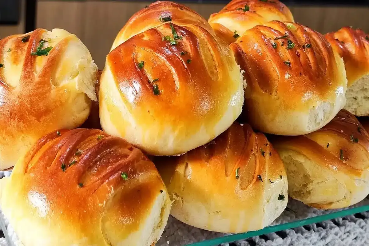 Pãozinho caseiro recheado tão gostoso que você vai querer ter a semana toda