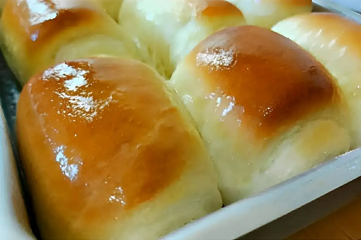 Pãozinho de algodão que não precisa sovar fica fofinho e desmanchando na boca