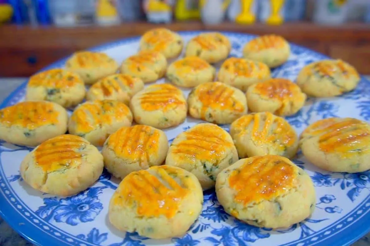 Pãozinho de alho delicioso que pega todos de surpresa na hora do lanche da tarde