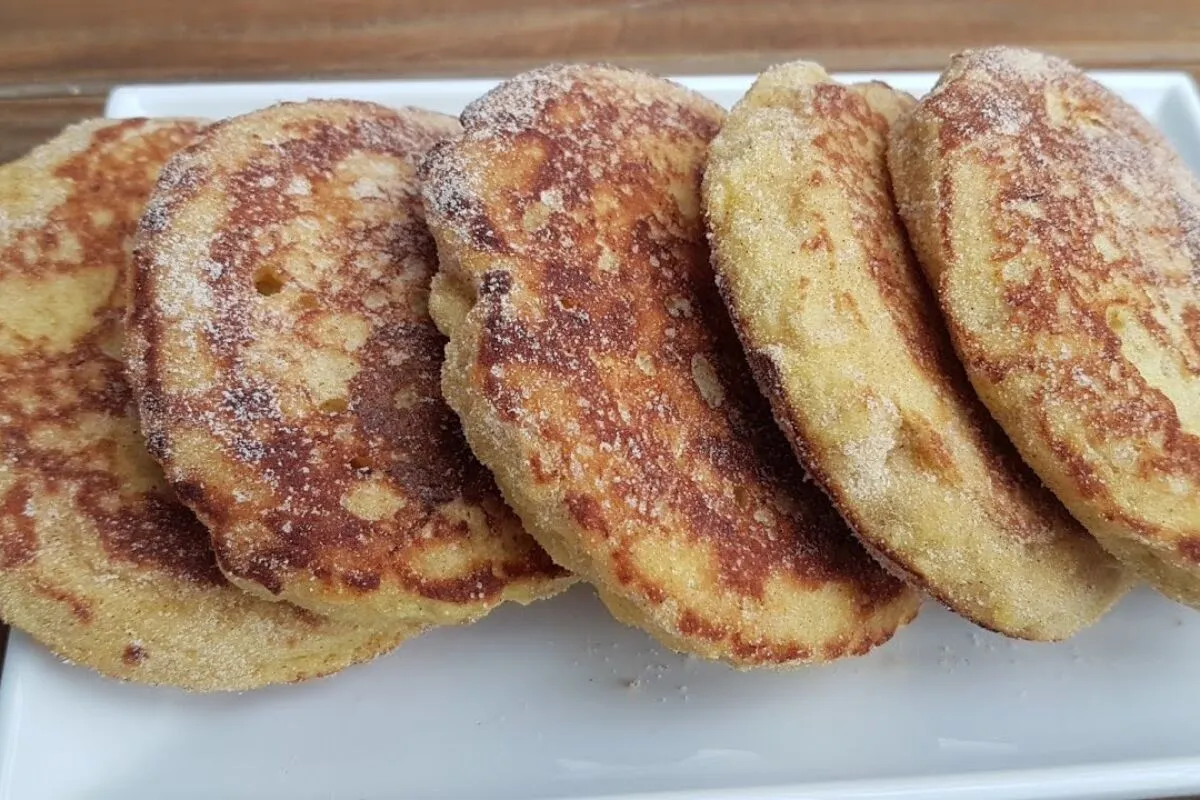 Pãozinho de banana: uma opção de lanche rápido feito com fubá, sem trigo e que fica pronto em apenas 10 minutos