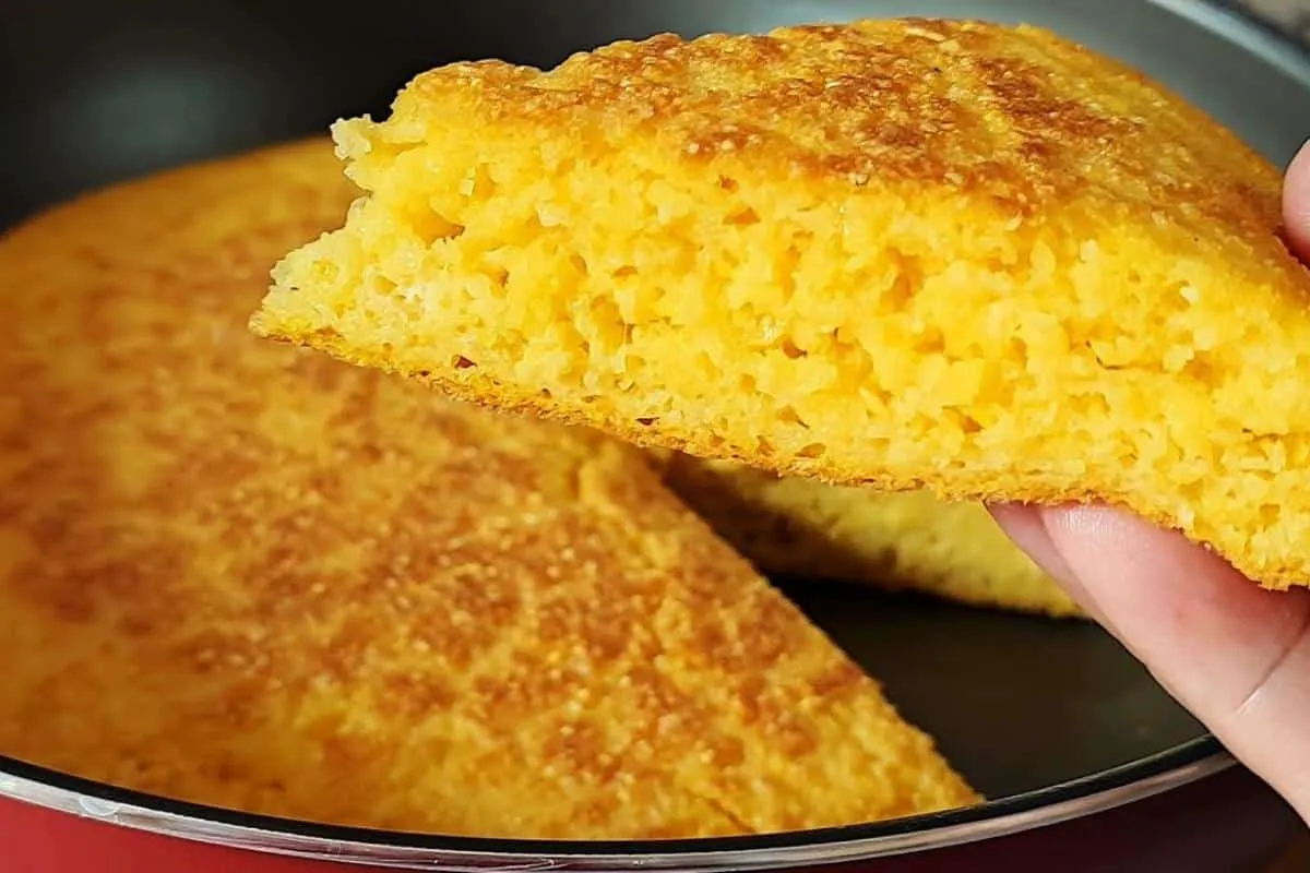 Pãozinho de cuscuz feito na frigideira para substituir o pão francês no café da manhã