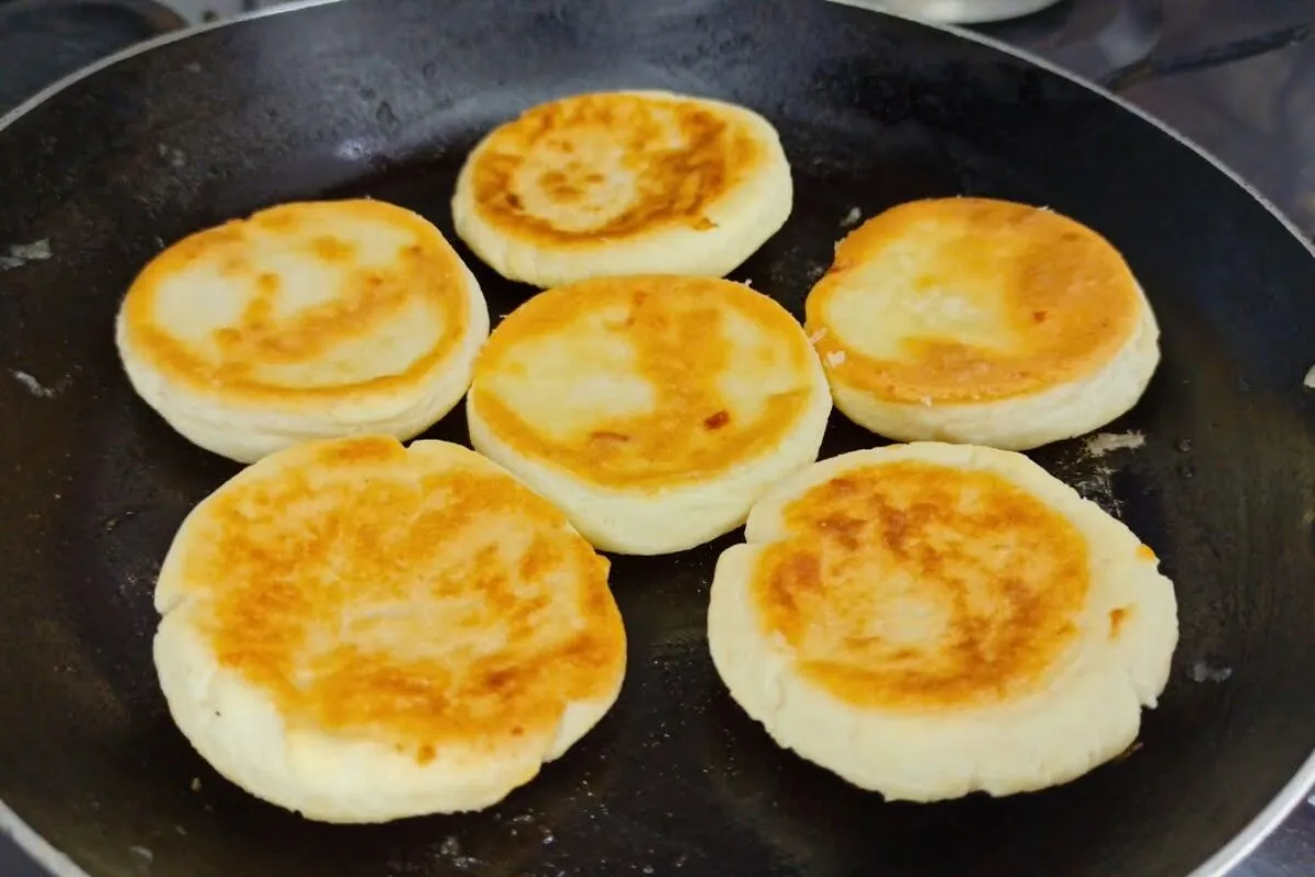 Pãozinho de frigideira rápido e prático para salvar seu café da manhã sem pão francês