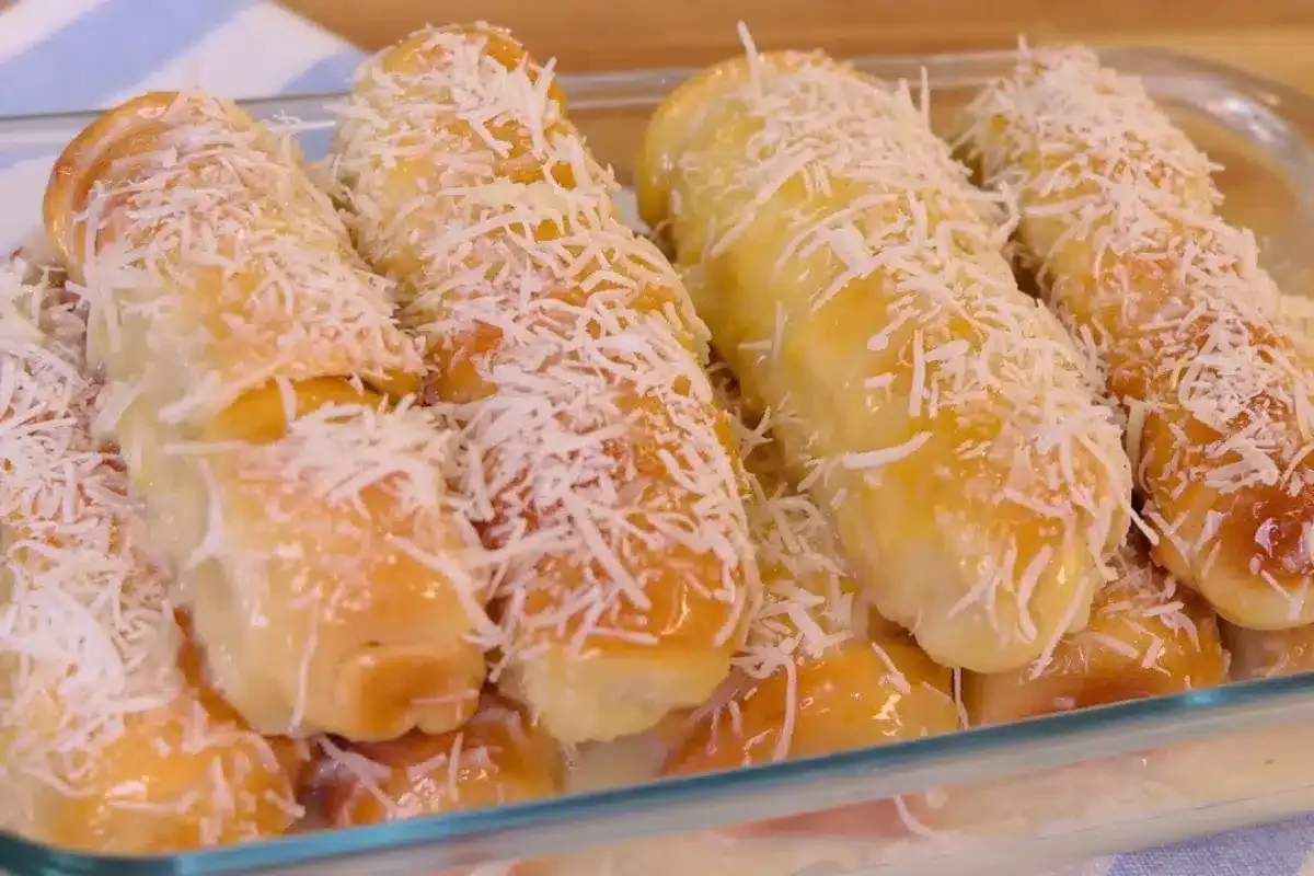 Pãozinho de leite condensado com coco e recheio de queijo, a combinação perfeita de doce e salgado