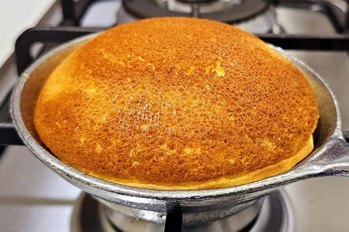 Pãozinho de milho feito na frigideira: ótimo para substituir o pão francês na hora do café