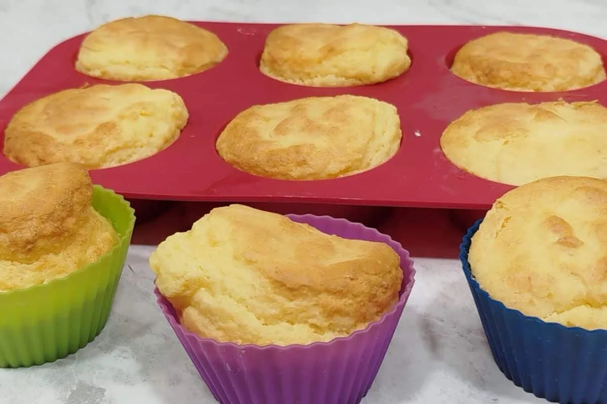 Pãozinho de queijo sem glúten super fácil de fazer e que fica leve, fofinho e irresistível para o café da tarde