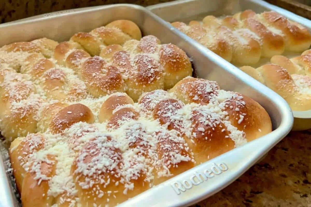 Pãozinho doce caseiro com coco: ótimo para servir com café coado na hora