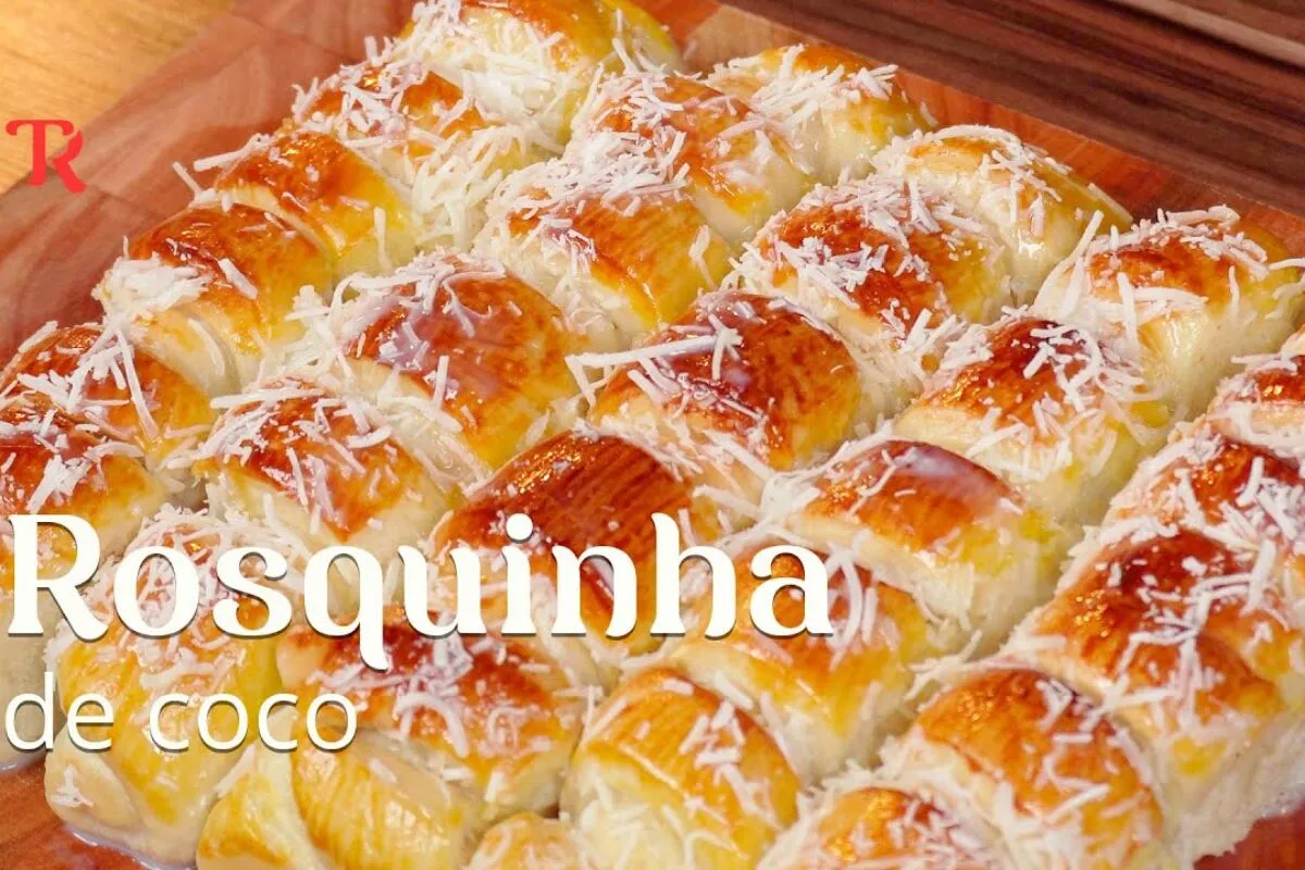 Pãozinho doce, que fica fofinho e com aquela calda e coco por cima que todo mundo ama