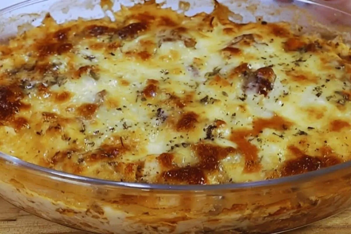 Parmegiana de frango desfiado: cremão e super fácil de fazer, o almoço perfeito