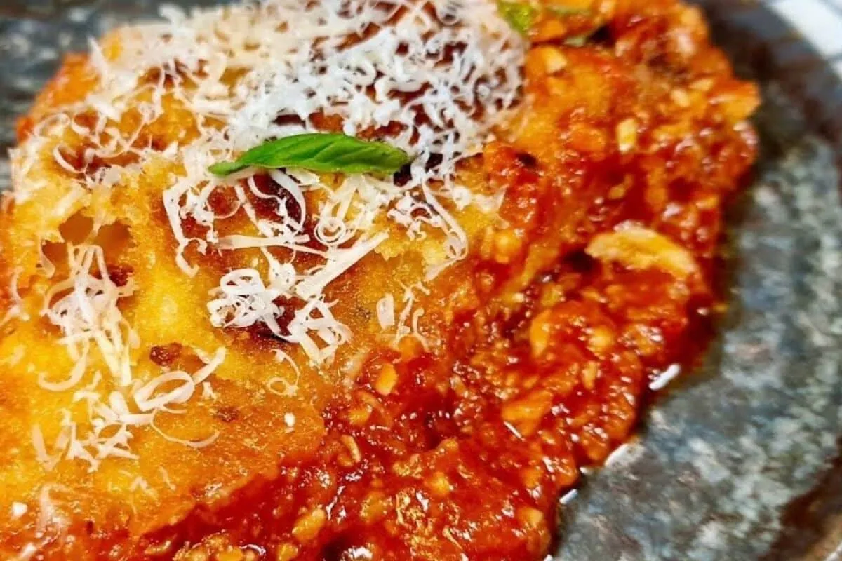 Parmegiana de frango na frigideira feita em uma panela só fácil e com sabor de restaurante