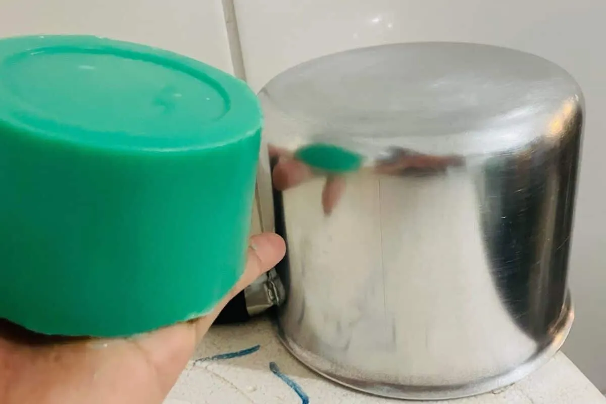 Pasta de brilho caseira fácil de fazer para deixar suas panelas brilhando sem esforço
