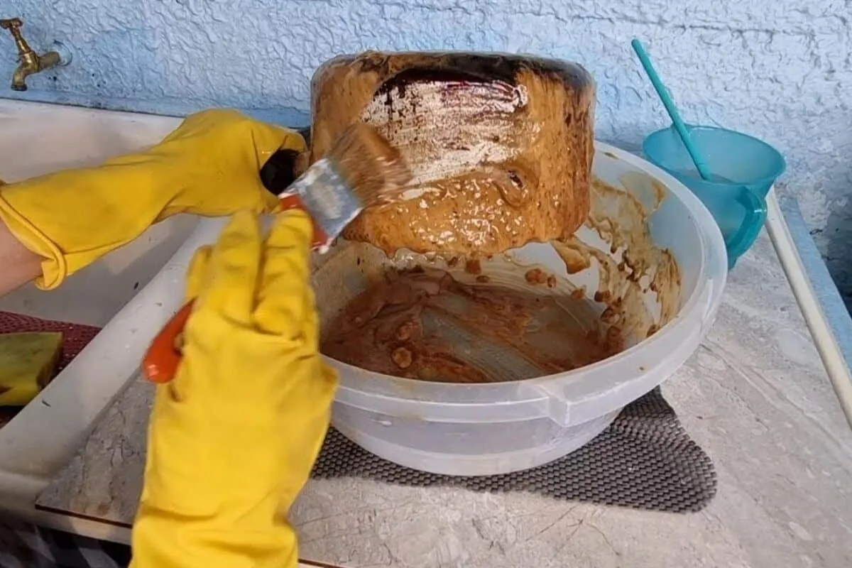Pasta desengordurante caseira, que limpa forno com facilidade e derrete até as gorduras queimadas