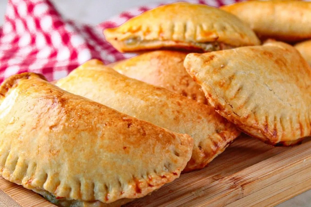 Pastel assado com massa leve e saborosa que dá certo com qualquer recheio que você quiser