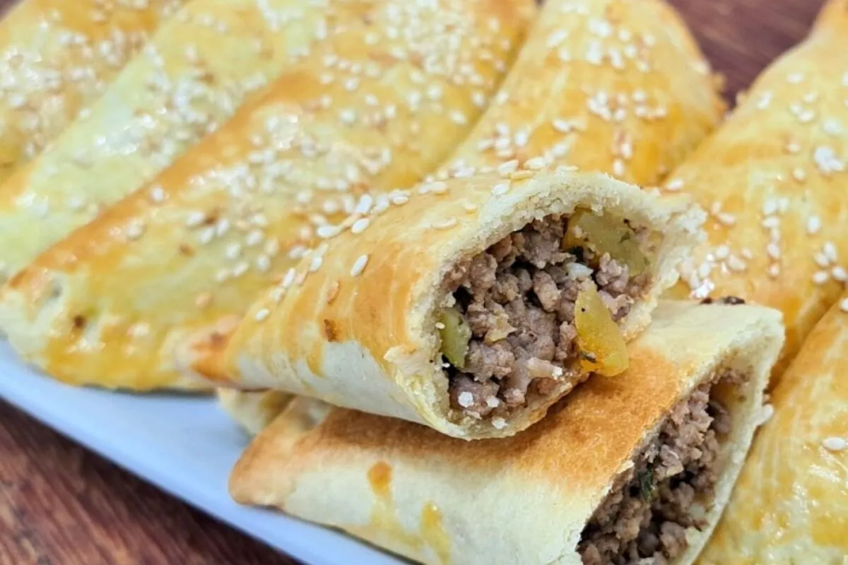 Pastel assado de carne com massa simples, leva só 4 ingredientes e fica muito saboroso
