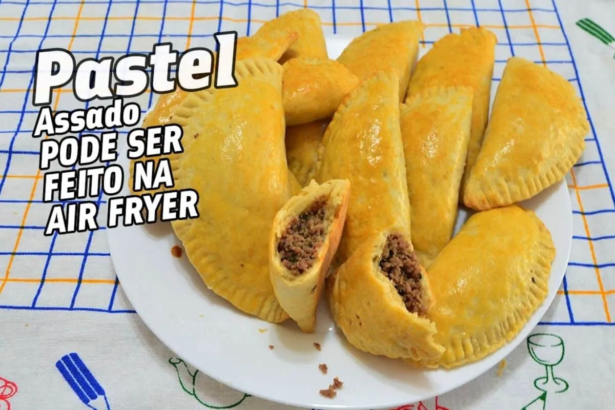 Pastel assado de carne moída com massa de creme de leite que fica uma belezura