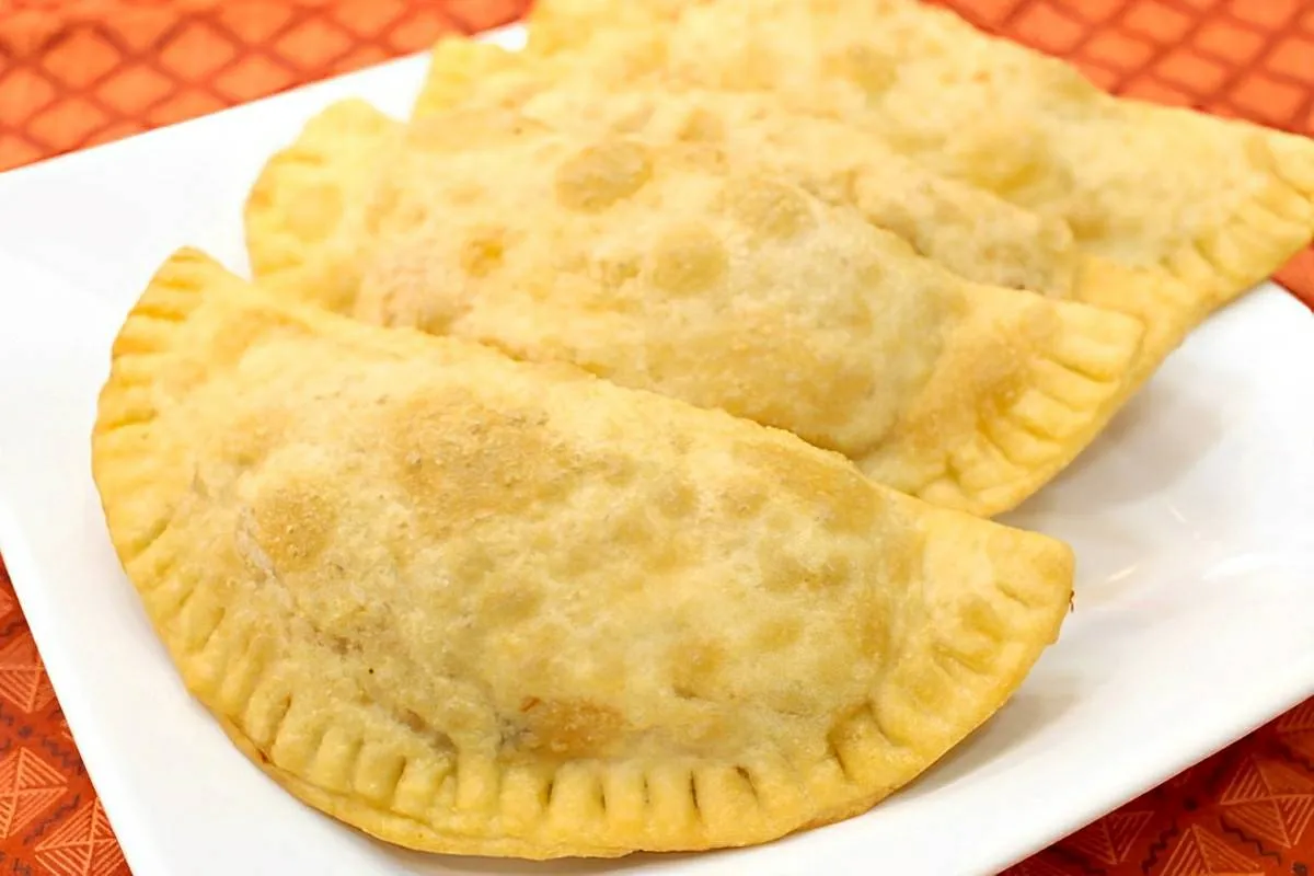 Pastel com massa caseira de 2 ingredientes para você rechear e servir como quiser