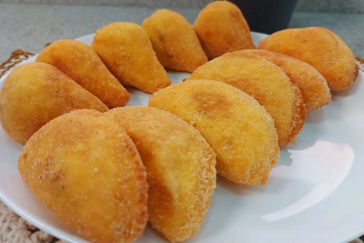 Pastel de angu sequinho por fora e macio por dentro: veja os segredos para acertar nessa massa