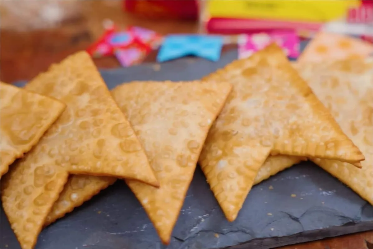 Pastel de calabresa com massa sequinha e um recheio maravilhoso