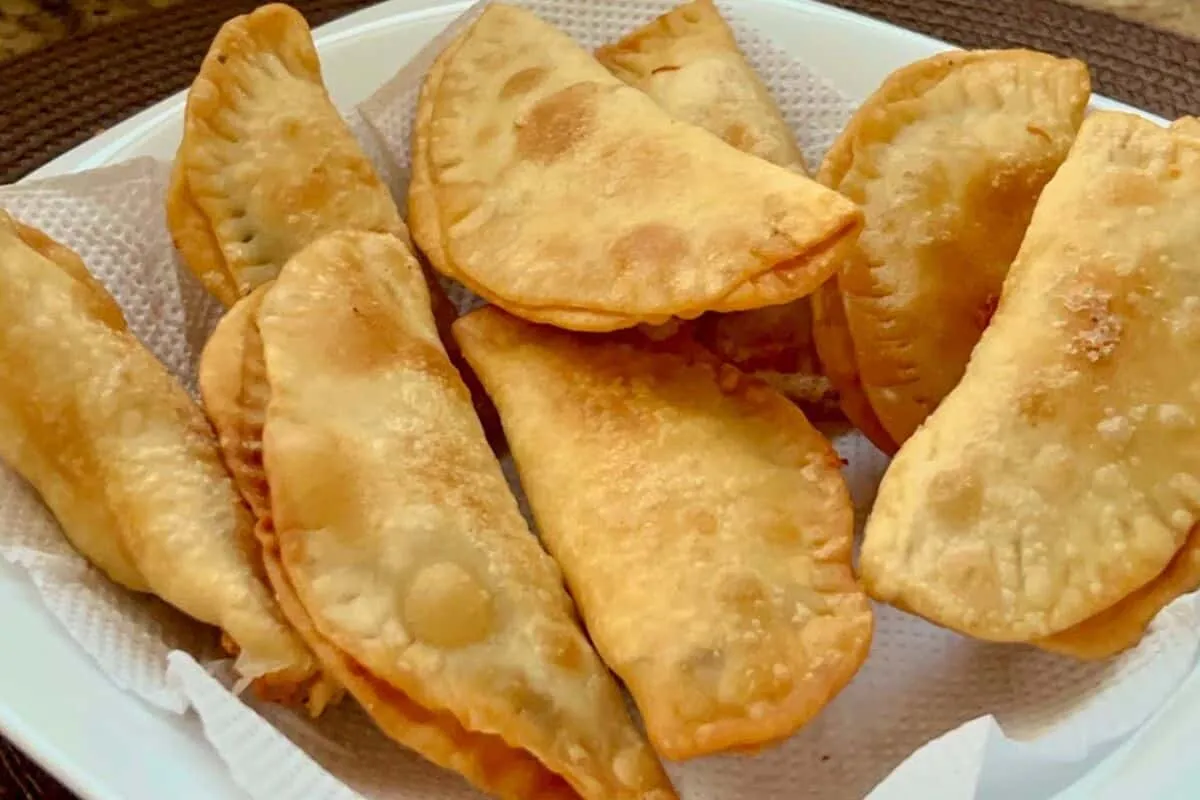 Pastel de feira: uma massa com poucos ingredientes que fica sequinha e saborosa