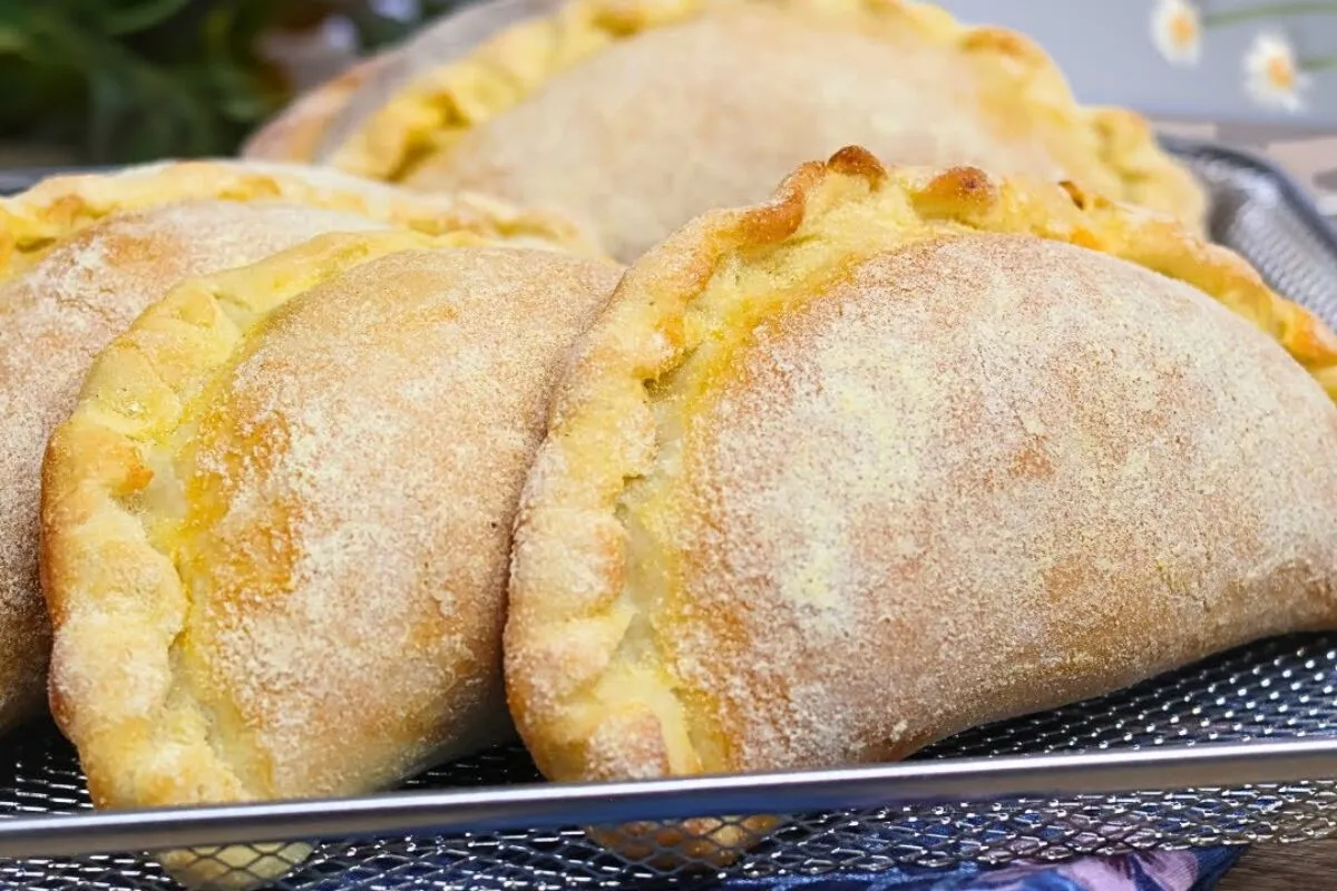Pastel de forno: aprenda a fazer uma massa muito fácil e fofinha para o lanche da família
