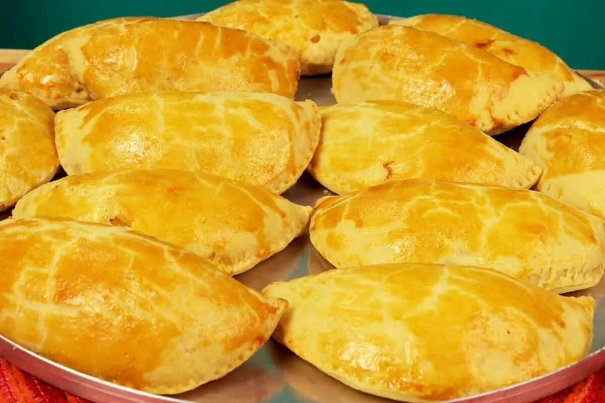Pastel de forno com massa de poucos ingredientes que não tem como errar no ponto
