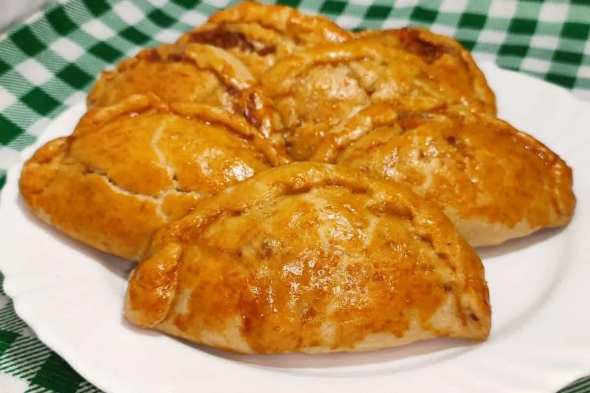 Pastel de forno com massa feita com guaraná que fica uma delícia