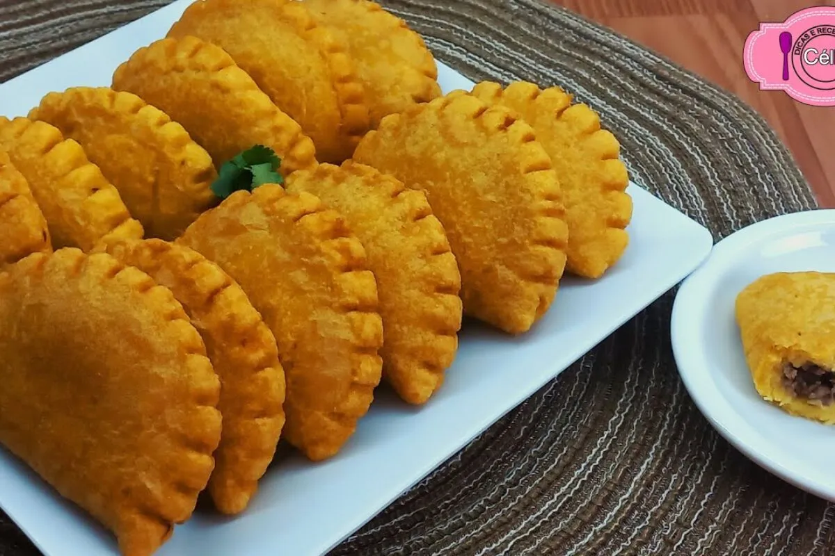 Pastel de fubá com aquela massa de angu legítima, que fica super saborosa e todos vão amar