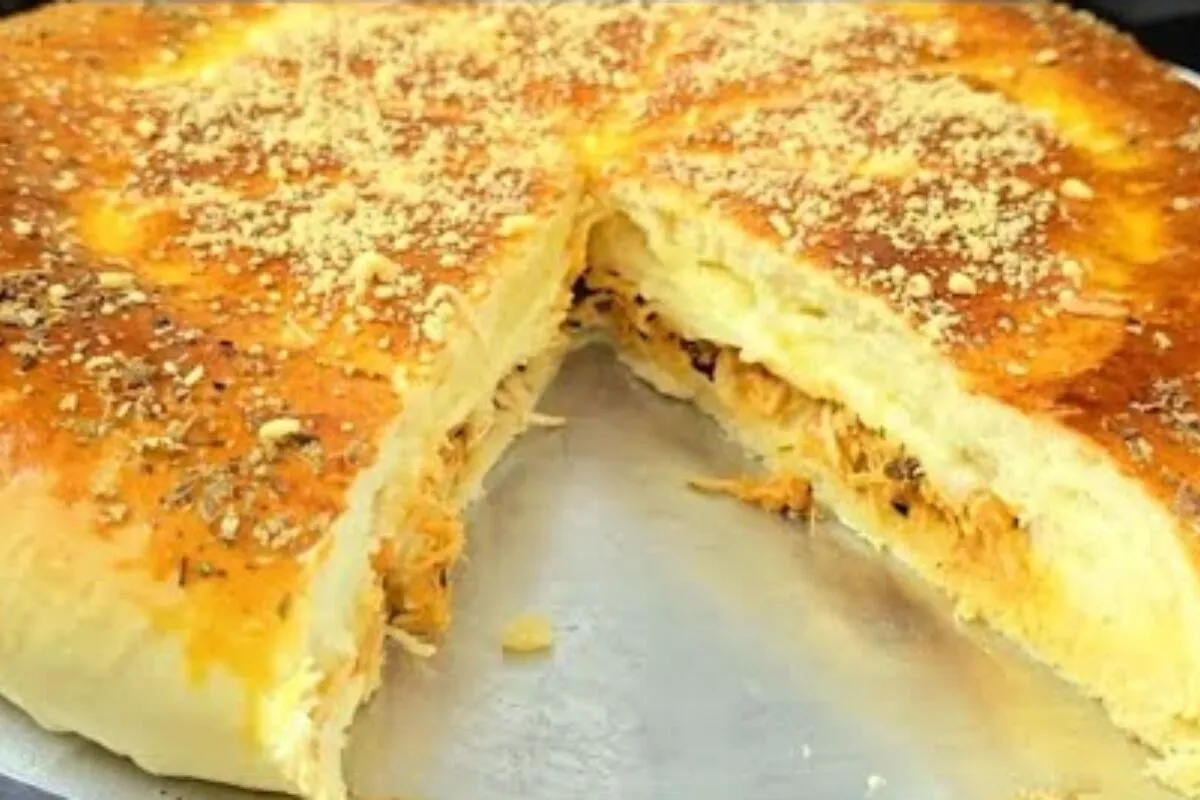 Pastelão de frango com bacon, queijo e uma massa de batata fofinha, simplesmente divino