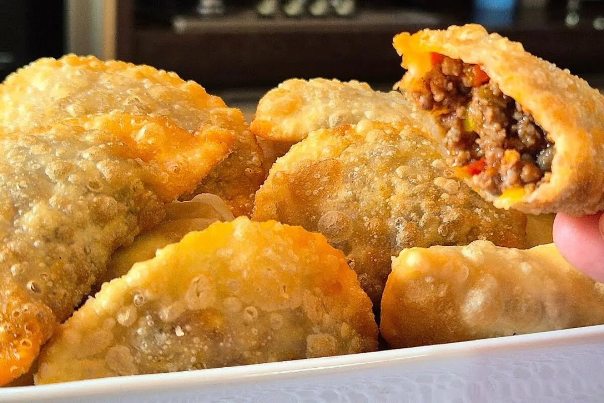 Pastelzinho de carne com massa caseira igual de feira que fica crocante e delicioso