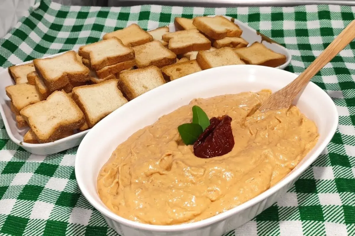 Patê de tomate seco: pronto em 5 minutos, muito cremoso e perfeito para servir com torradas