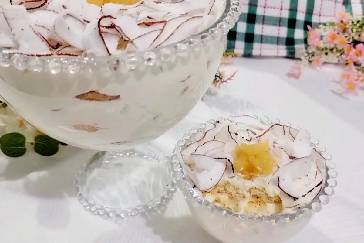 Pavê de abacaxi com coco: uma sobremesa de taça muito fácil e refrescante que todos vão amar