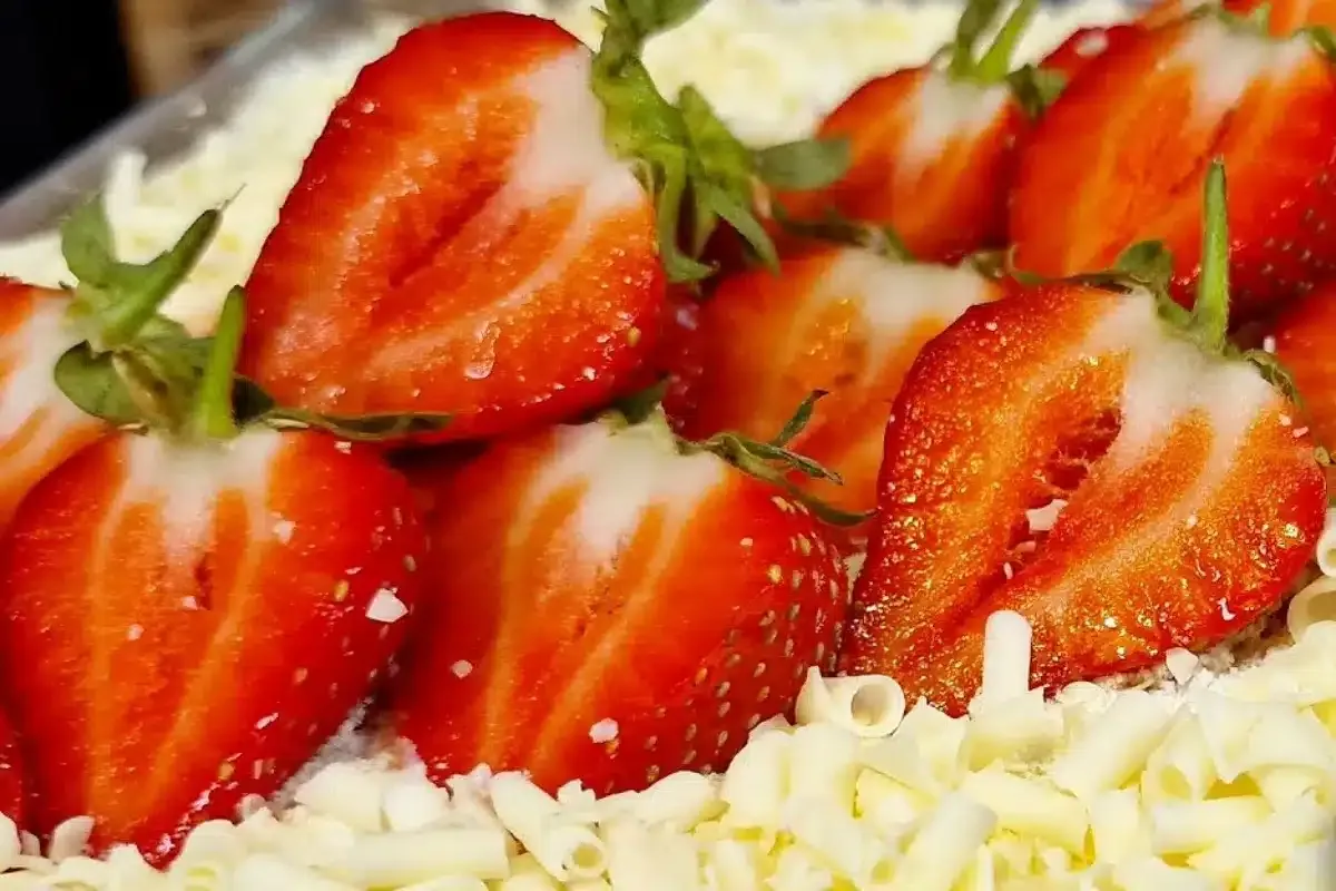 Pave de leite ninho com morangos delicioso e perfeito para ser a estrela da sua mesa de doces no fim de ano