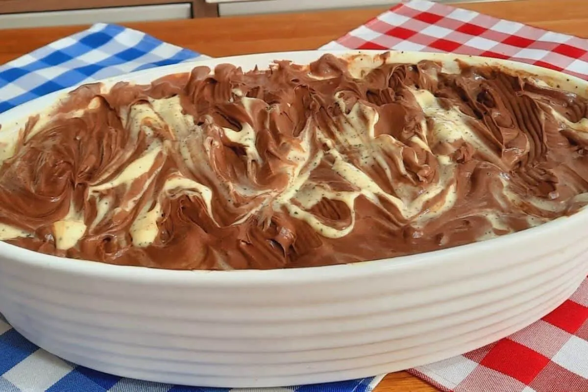 Pavê de maracujá trufado: aprenda a fazer essa combinação perfeita entre o azedinho da fruta e a doçura do chocolate em camadas deliciosas
