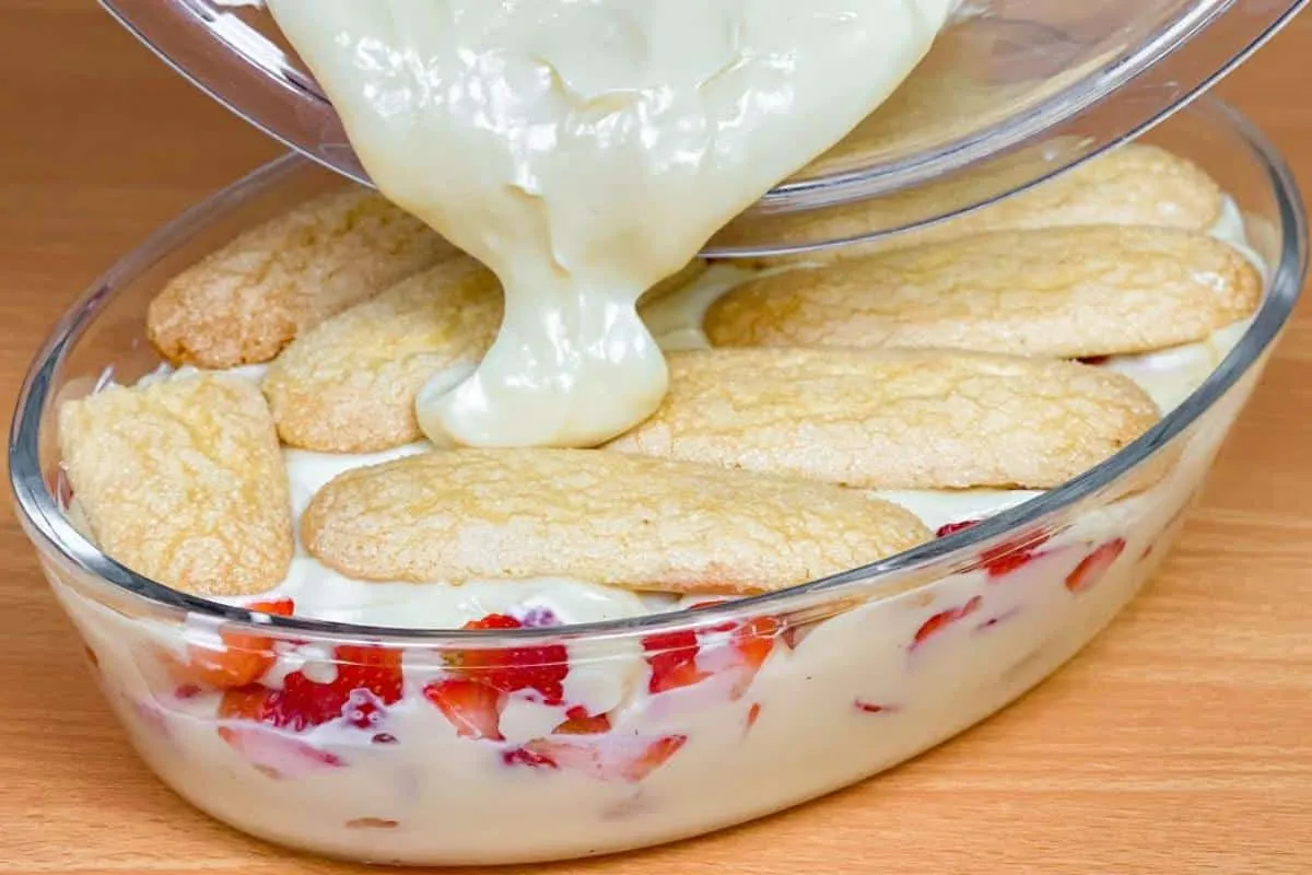 Pavê de morango com biscoito champagne: uma sobremesa fácil e deliciosa que é a cara do natal
