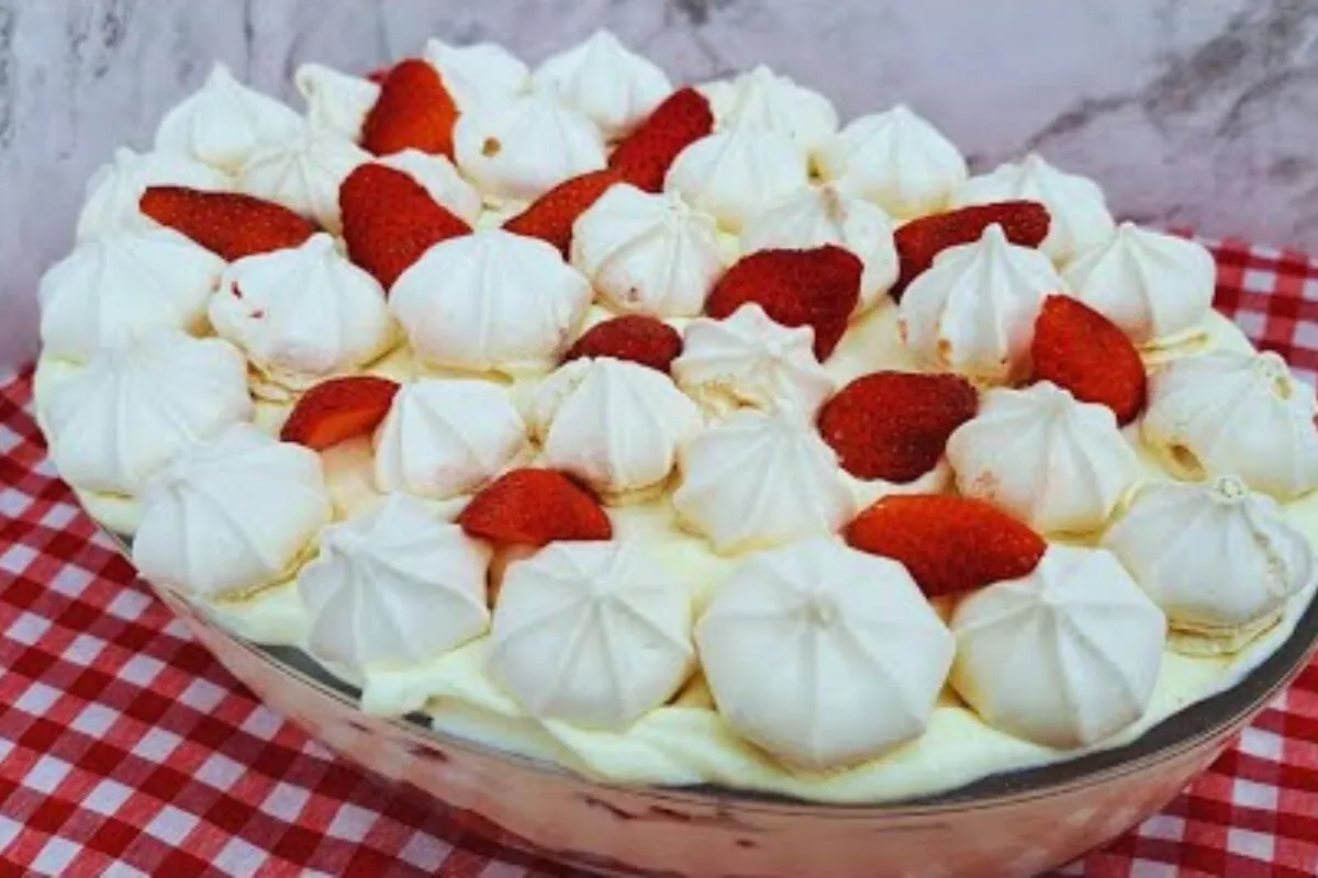 Pavê de morango cremoso e muito fácil de montar para ser a sobremesa de sucesso da sua família