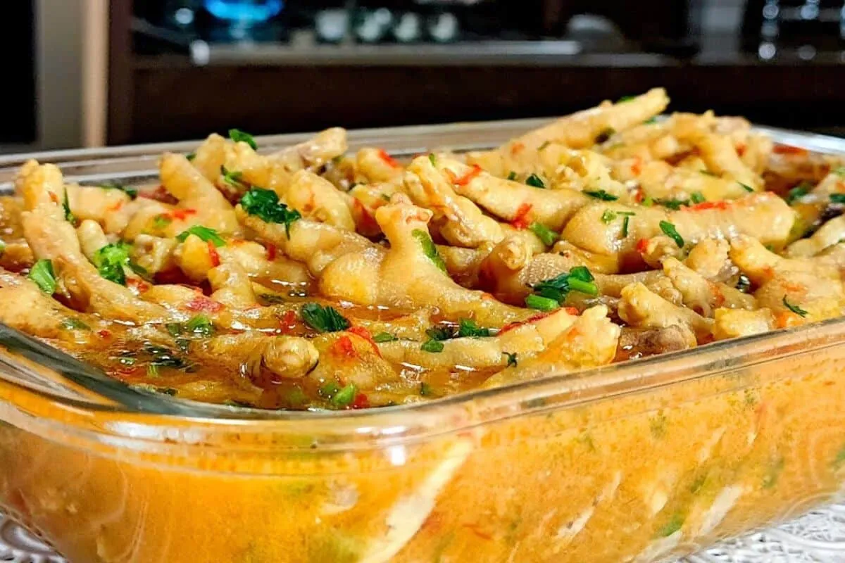 Pé de frango ensopado: puro colágeno numa receita simples e muito saborosa