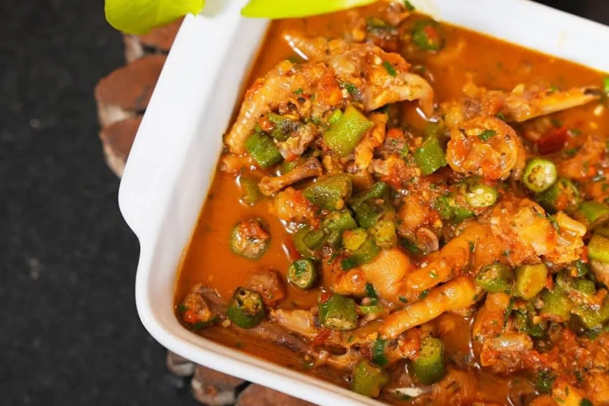 Pé de galinha com quiabo tradicional e saboroso: comida raiz e econômica para seu almoço de domingo