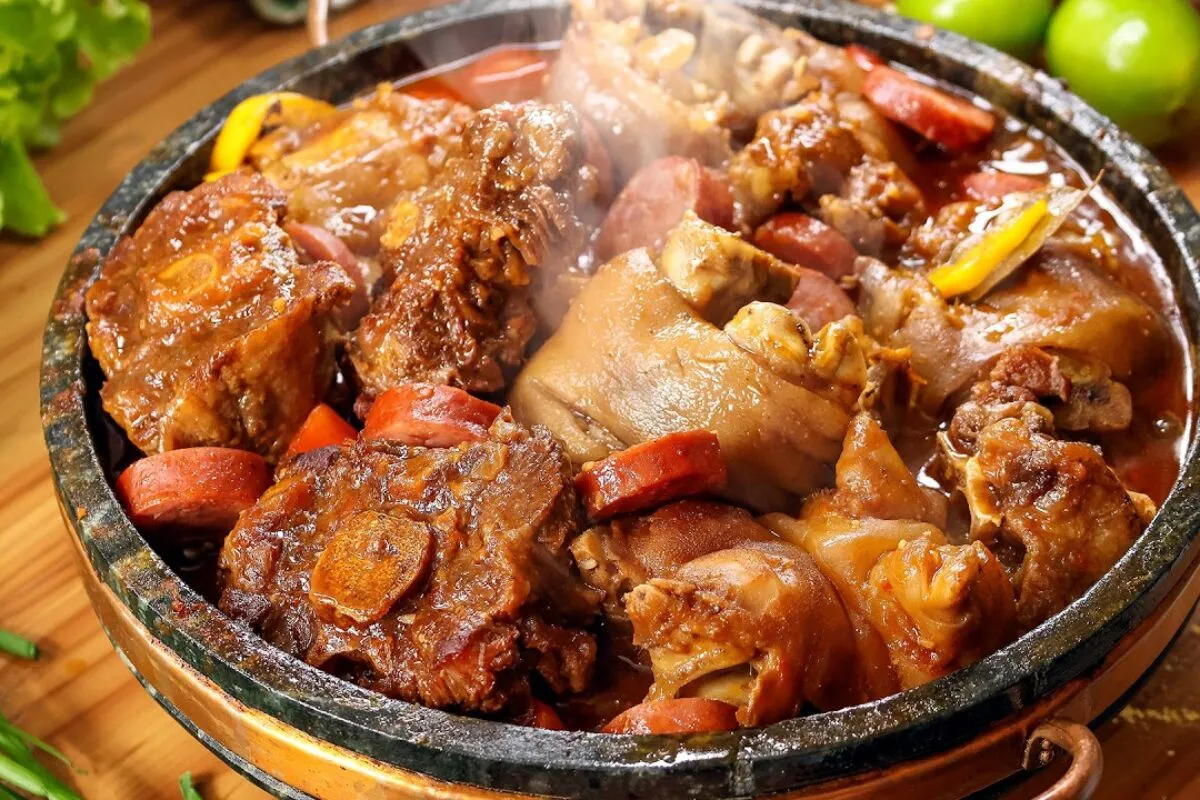 Pé de porco com rabada: a comida de boteco mais raiz que você vai ver na vida