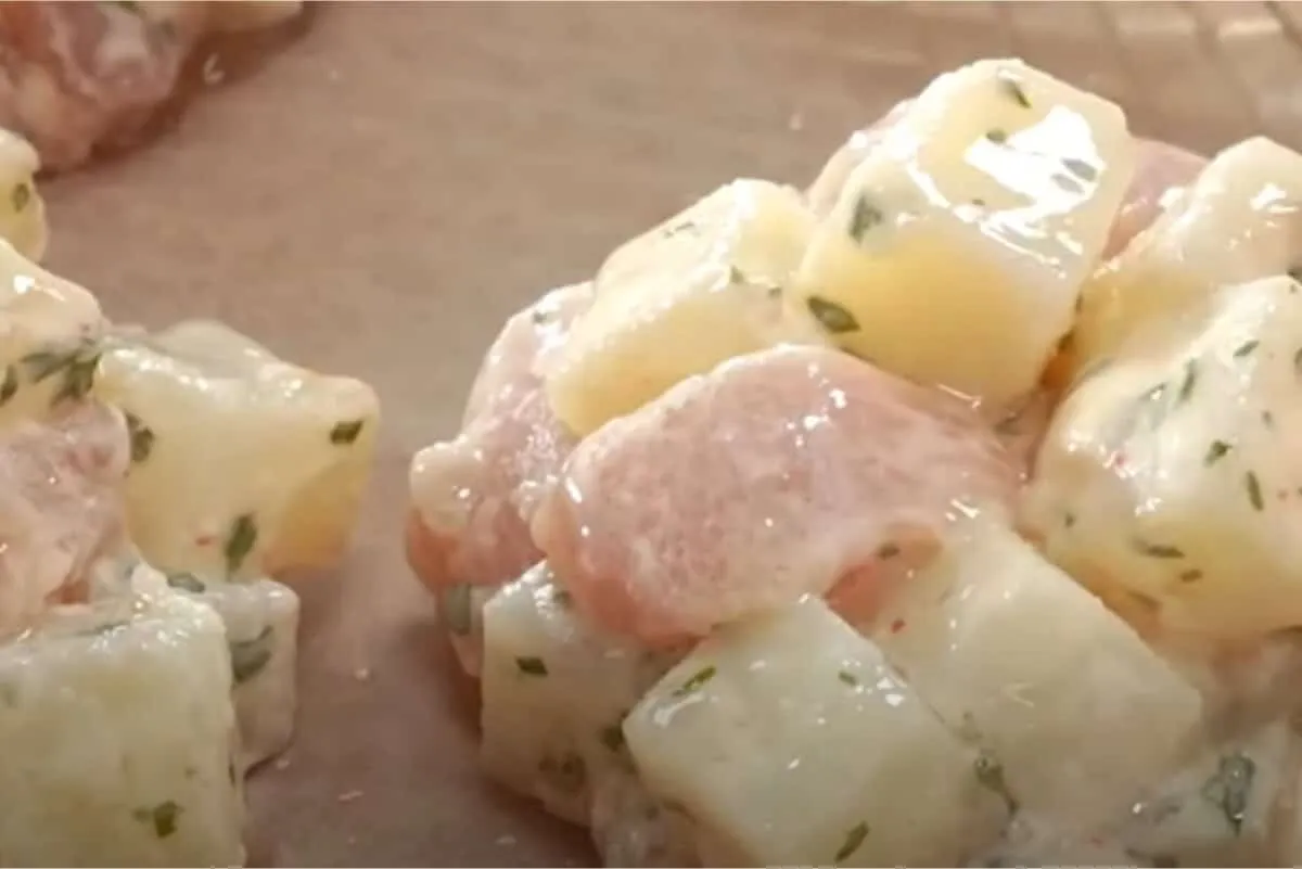 Peito de frango com batata no forno: receita simples, completa e saborosa