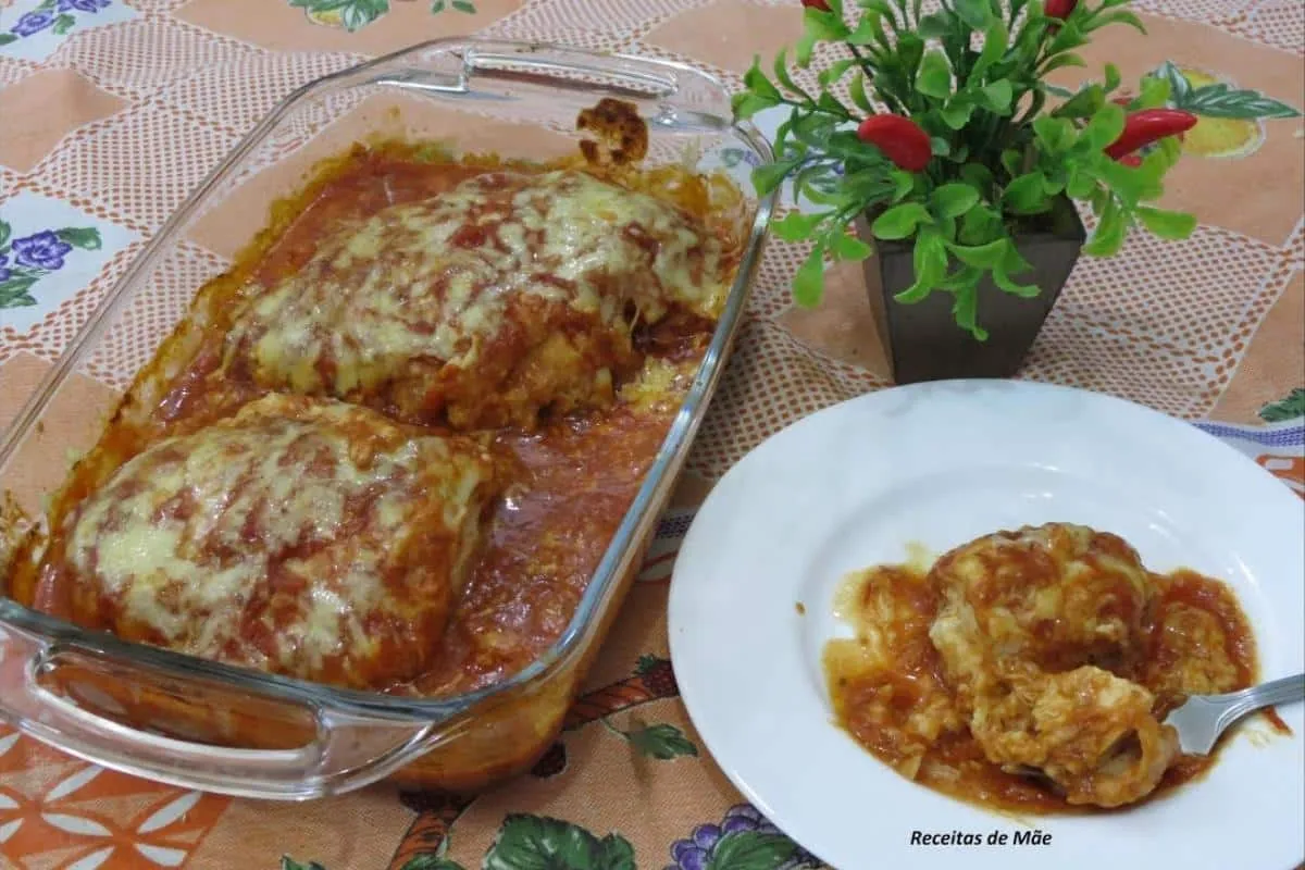 Peito de frango recheado delicioso que não dá trabalho de preparar
