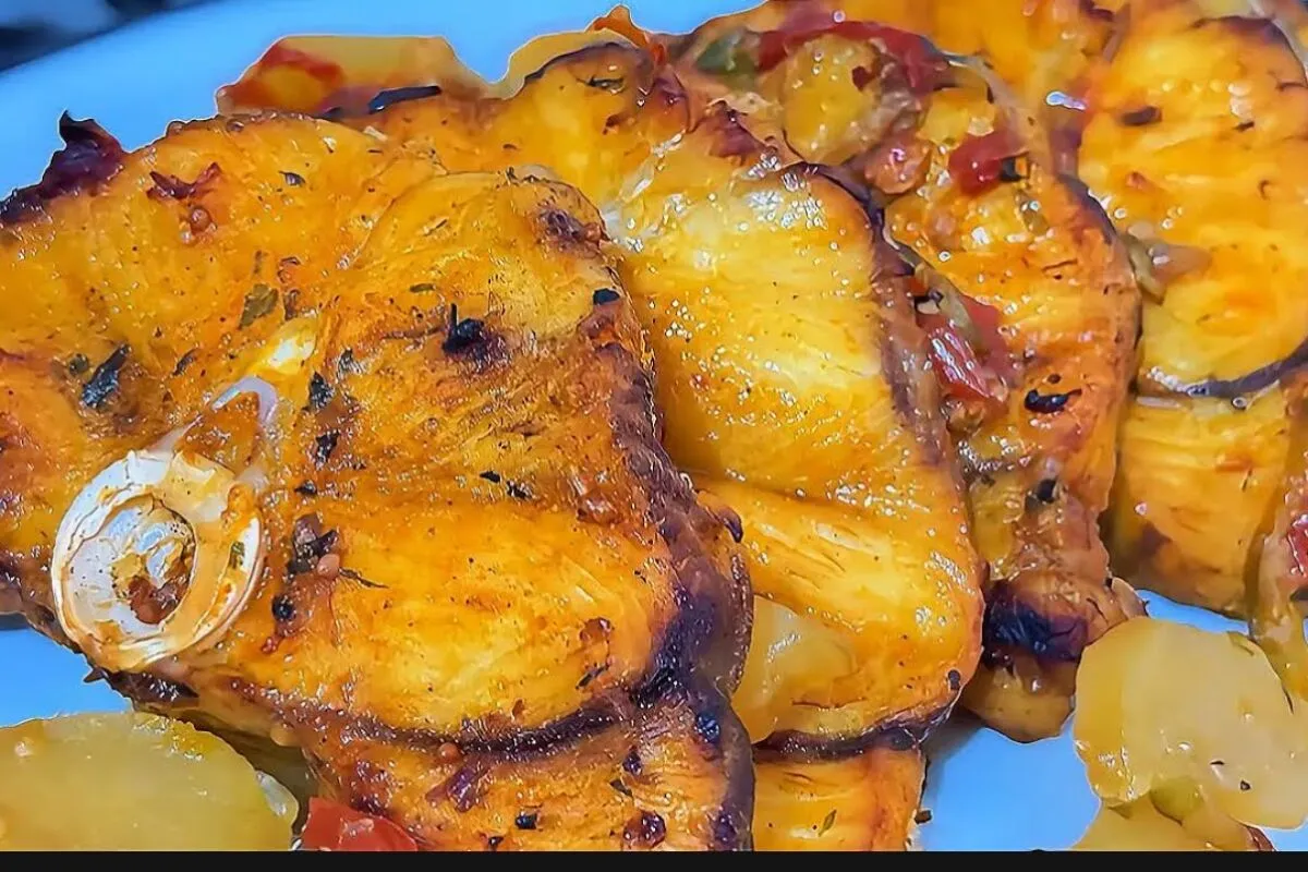 Peixe assado no forno super suculento e prático para servir na sua confraternização