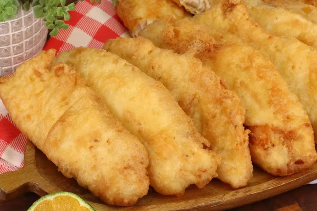 Peixe frito crocante e empanado com uma casquinha bem sequinha