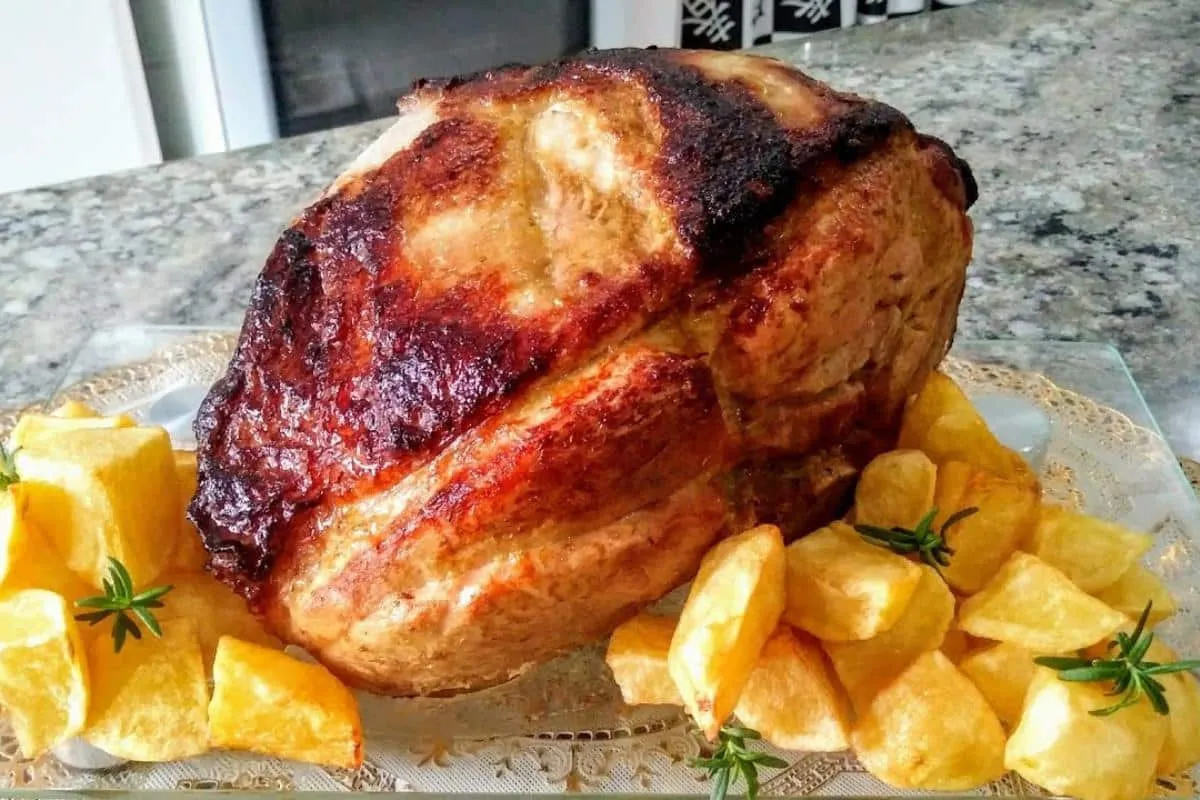Pernil assado de natal: veja como fazer para ficar suculento e desmanchando