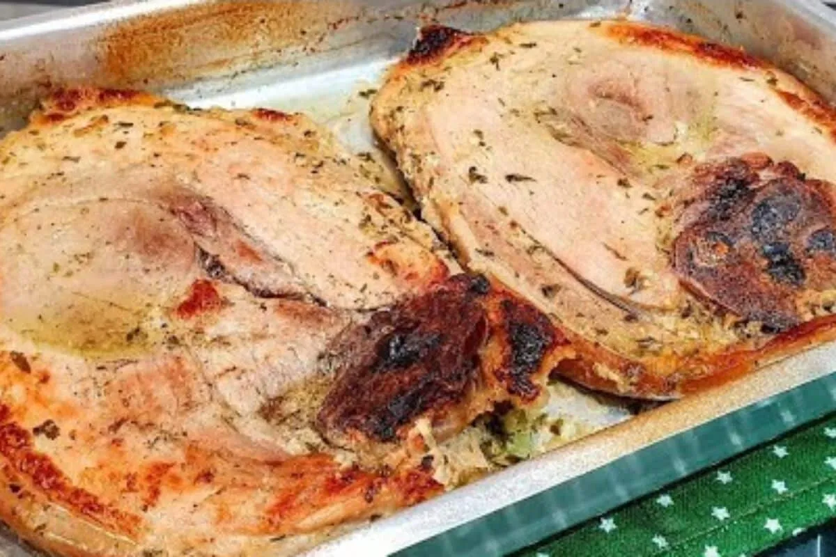 Pernil assado muito suculento e bem temperado, perfeito para brilhar nas suas comemorações especiais
