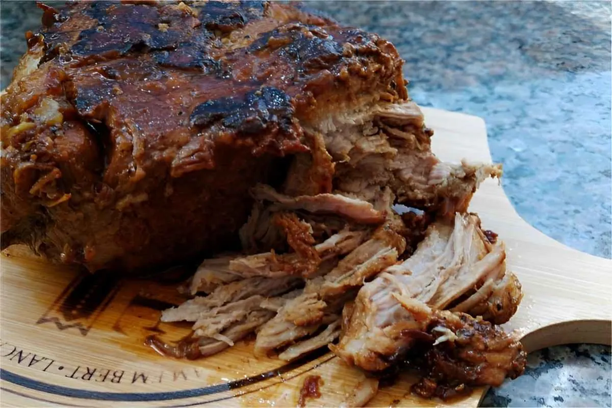 Pernil assado na panela de pressão bem temperadinho fica pronto rápido e é uma delícia