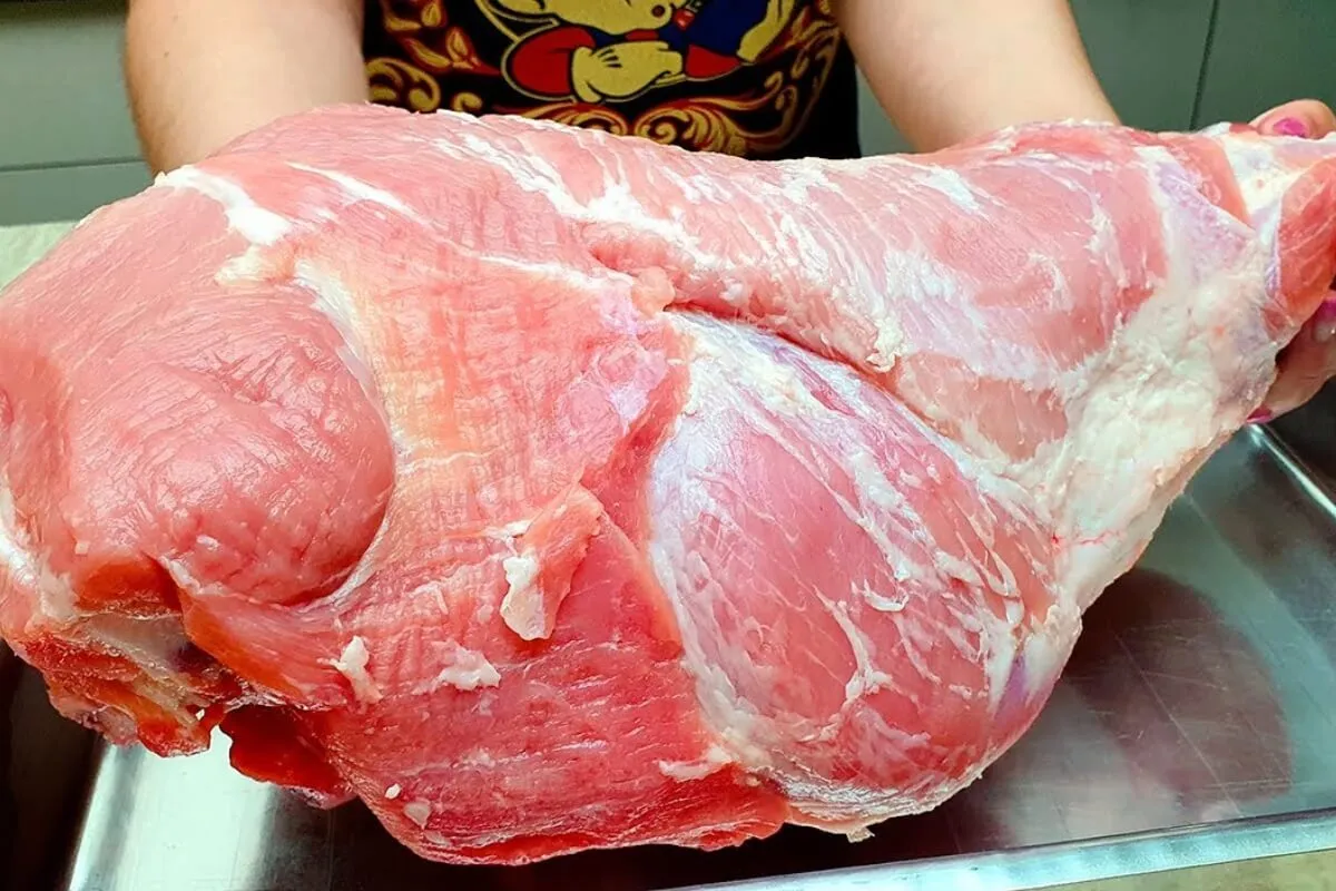 Pernil assado para o ano novo fica perfeito e muito bem temperado