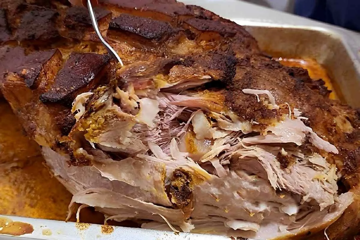 Pernil assado que desmancha e desfia quando sai do forno perfeito para seu almoço do fim de semana