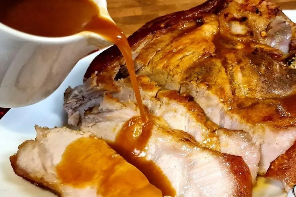 Pernil de porco assado com um molho surpreendente muito suculento e macio