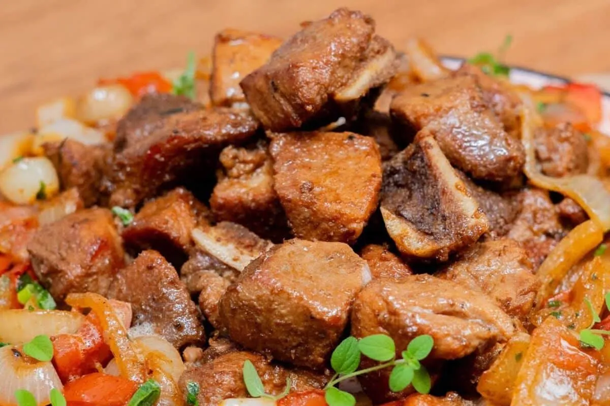 Pernil de porco suculento, saboroso e macio feito na panela de pressão, que chega a derreter na boca